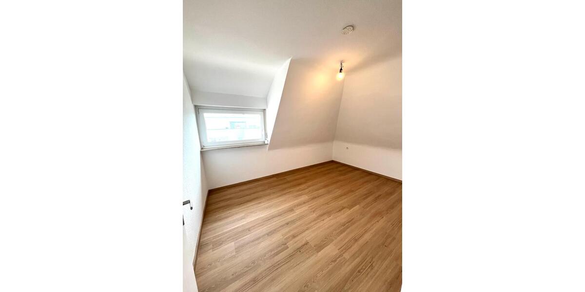 Dachgeschoßwohnung Stuttgart Stuttgart-Süd - 3.5 Zimmer, 64 m&sup2;, 1.060&euro; | Angebot:26331936