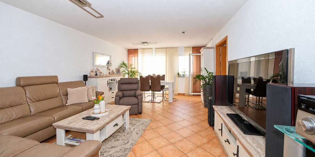 Großzügige 4,5 Zimmer-Wohnung mit großer überdachter Loggia, Aufzug und Tiefgarage in Plochingen - Etagenwohnung Plochingen | Angebot:27532372