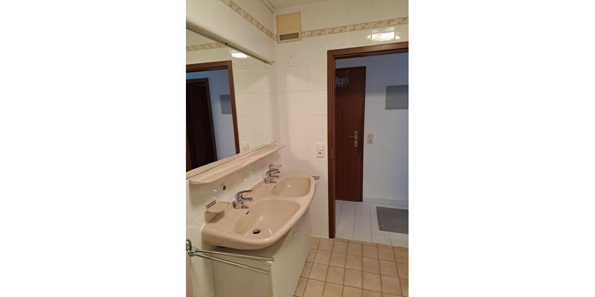 Etagenwohnung Freiberg am Neckar - 3 Zimmer, 95 m&sup2;, 1.150&euro; | Angebot:27544833