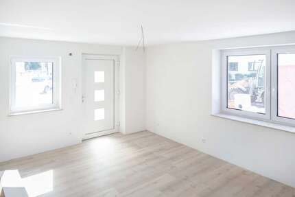 Hochwertig sanierte 2-Zimmer-Wohnung mit eigenem Eingang und Hofterrasse - Wohnung Esslingen am Neckar Oberesslingen | Angebot:27517999
