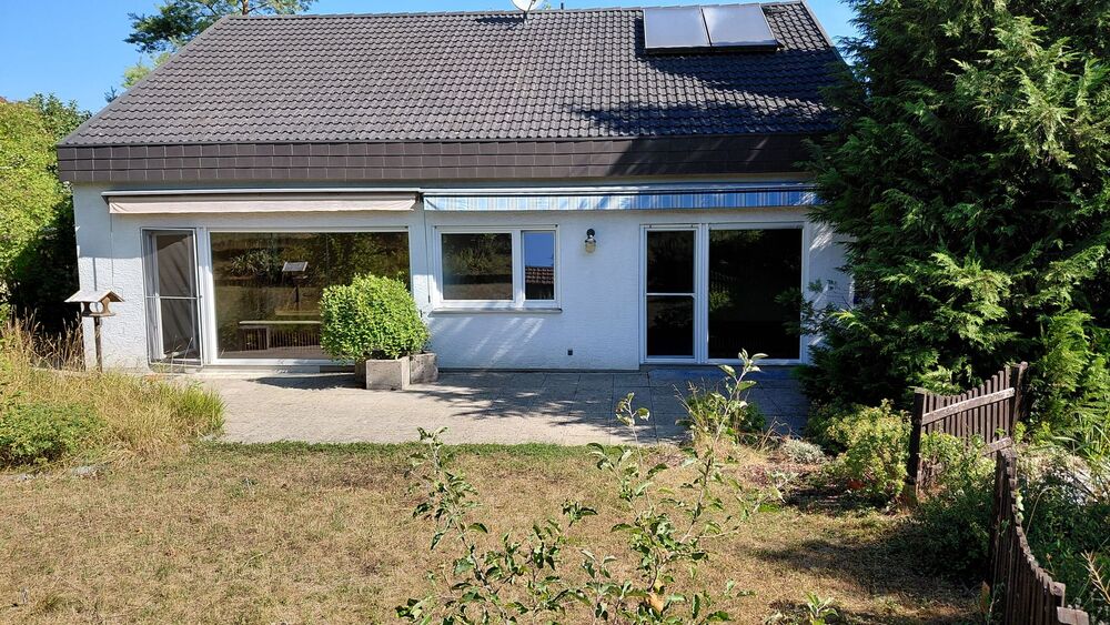 Freistehendes Einfamilienhaus mit 2 Wohnungen an Obstbaumwiesen Massiv mit großem Grundstück - Einfamilienhaus Sersheim | Angebot:27473508