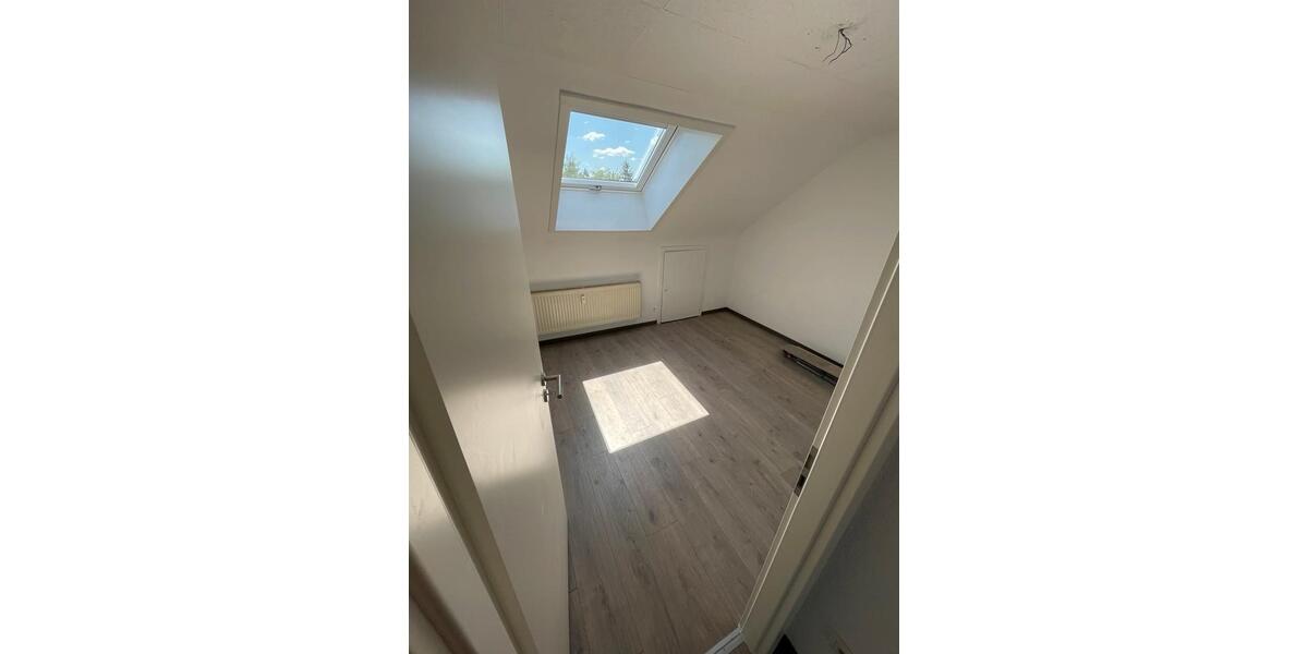 Dachgeschoßwohnung Esslingen am Neckar - 3 Zimmer, 70 m&sup2;, 1.300&euro; | Angebot:27535368