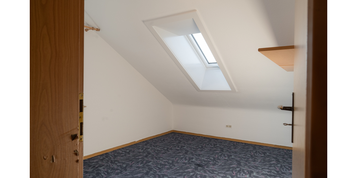 Sonnige Dachgeschoss-Oase mit PV-Anlage und Balkon - Etagenwohnung Schorndorf | Angebot:26548615