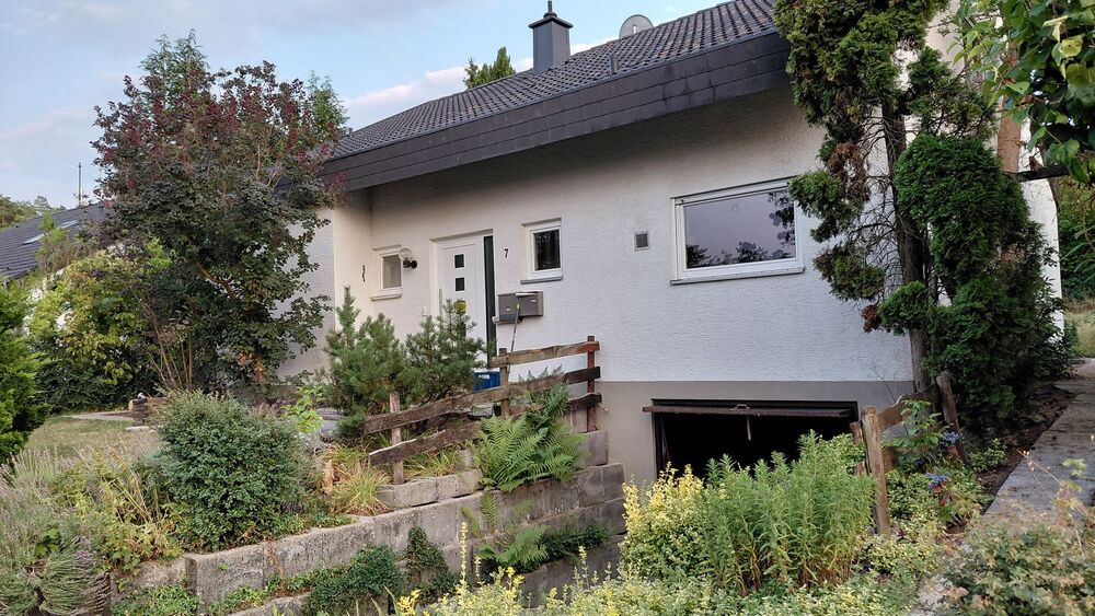 Freistehendes Einfamilienhaus mit 2 Wohnungen an Obstbaumwiesen Massiv mit großem Grundstück - Einfamilienhaus Sersheim | Angebot:27473508