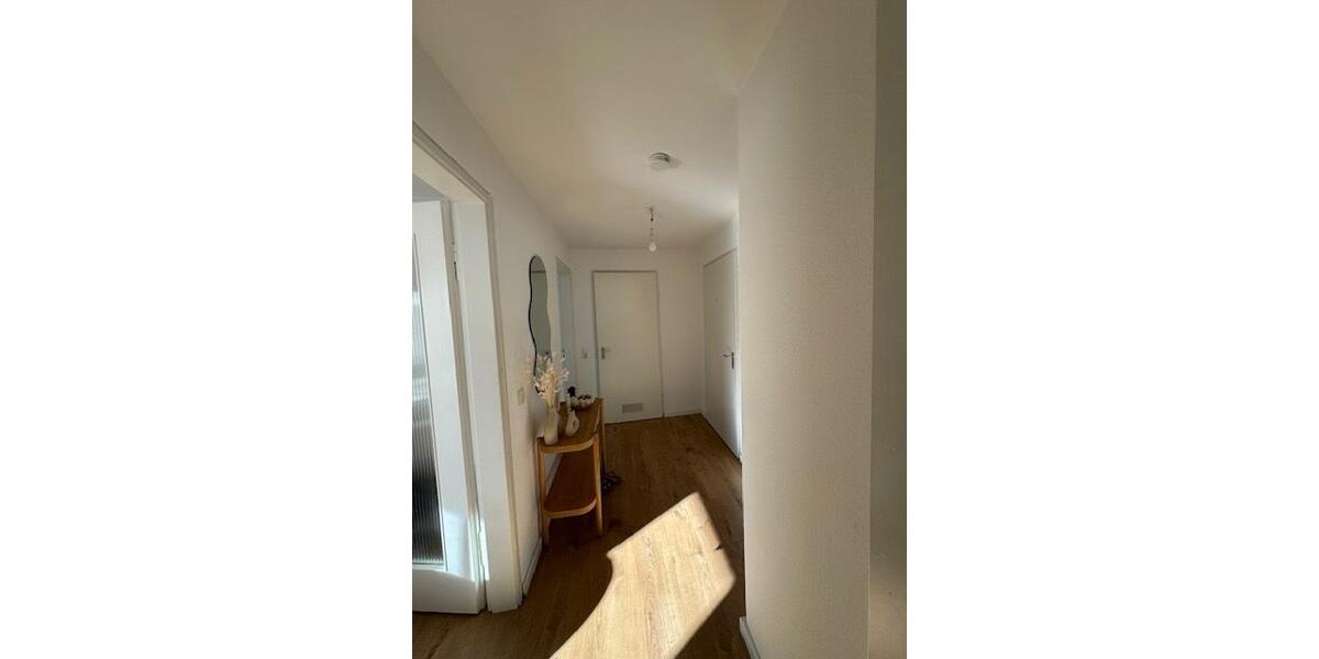 Dachgeschoßwohnung Stuttgart Luginsland - 2.5 Zimmer, 60 m&sup2;, 780&euro; | Angebot:25985354
