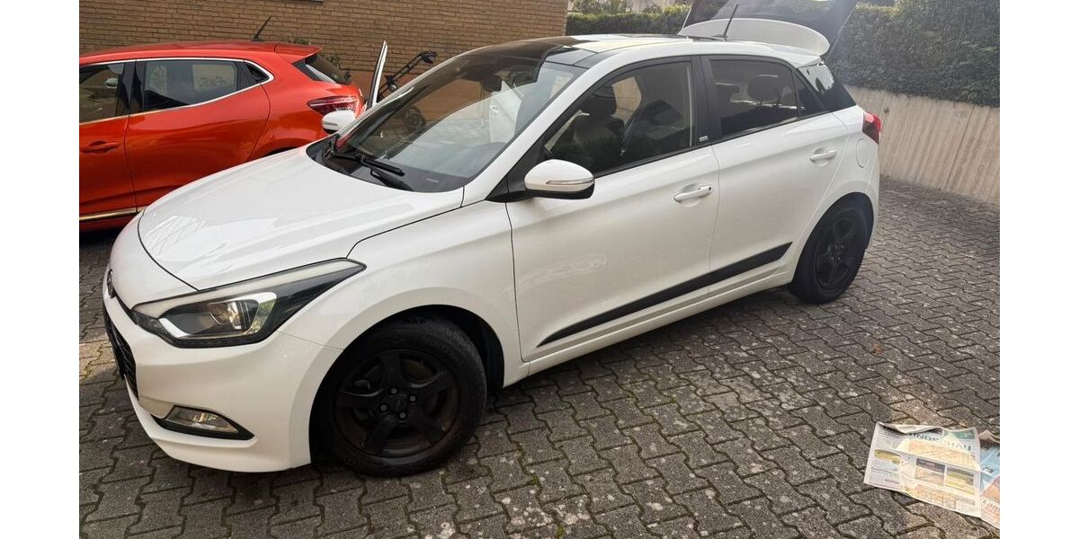 Hyundai i20 98.000 km 8.800 &euro; Bietigheim bissingen 74321