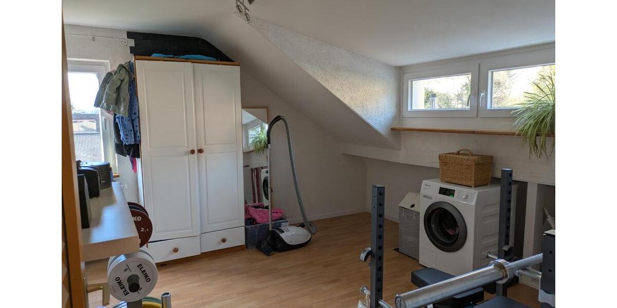 Dachgeschoßwohnung Stuttgart Luginsland - 4.5 Zimmer, 129 m&sup2;, 1.800&euro; | Angebot:25539472