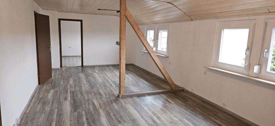 Dachgeschoßwohnung Backnang - 5 Zimmer, 94 m&sup2;, 1.300&euro; | Angebot:25948413