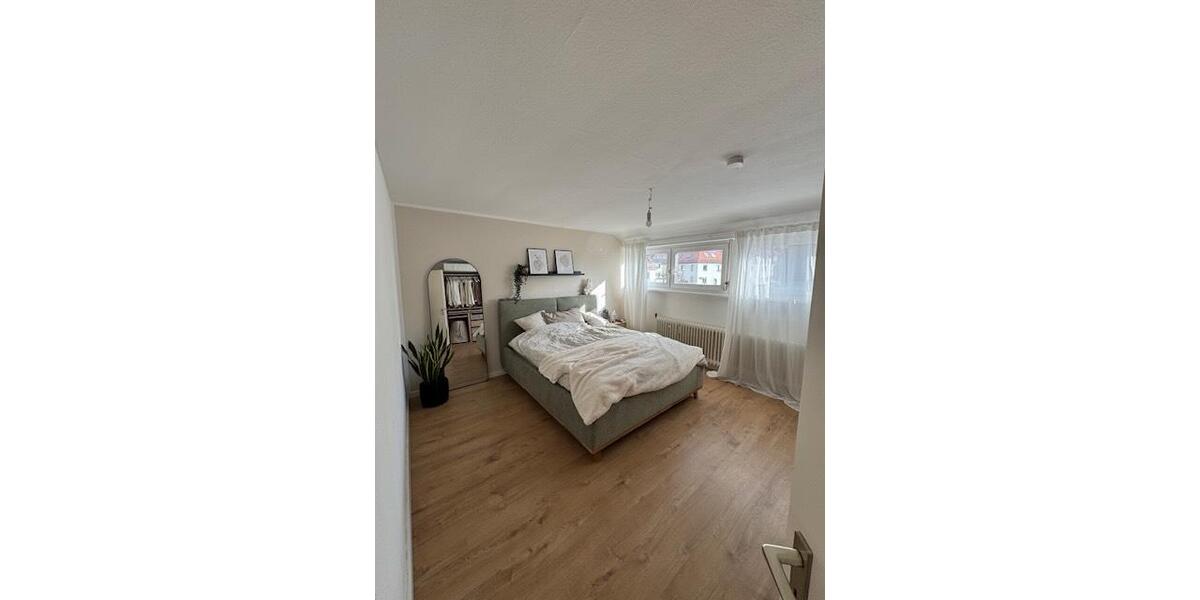 Dachgeschoßwohnung Stuttgart Luginsland - 2.5 Zimmer, 60 m&sup2;, 780&euro; | Angebot:25985354