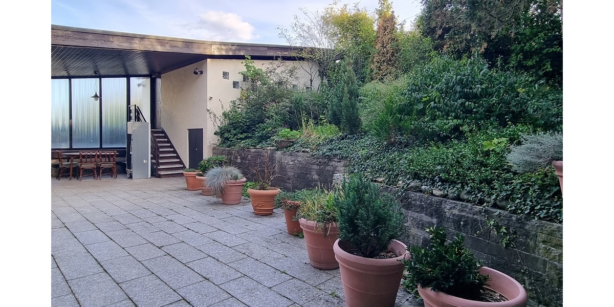 Familienfreundliches Einfamilienhaus mit Einliegerwohnung in attraktiver Aussichtslage von Leonberg - Einliegerwohnung Leonberg Leonberg | Angebot:27550187