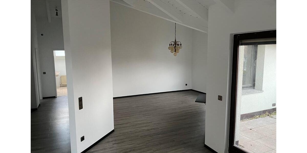 Dachgeschoßwohnung Winnenden - 3.5 Zimmer, 81 m&sup2;, 1.200&euro; | Angebot:27535944