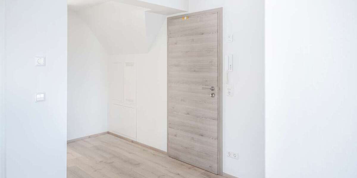 Hochwertig sanierte 2-Zimmer-Dachgeschosswohnung mit Balkon - 2- Esslingen am Neckar Oberesslingen | Angebot:27517943