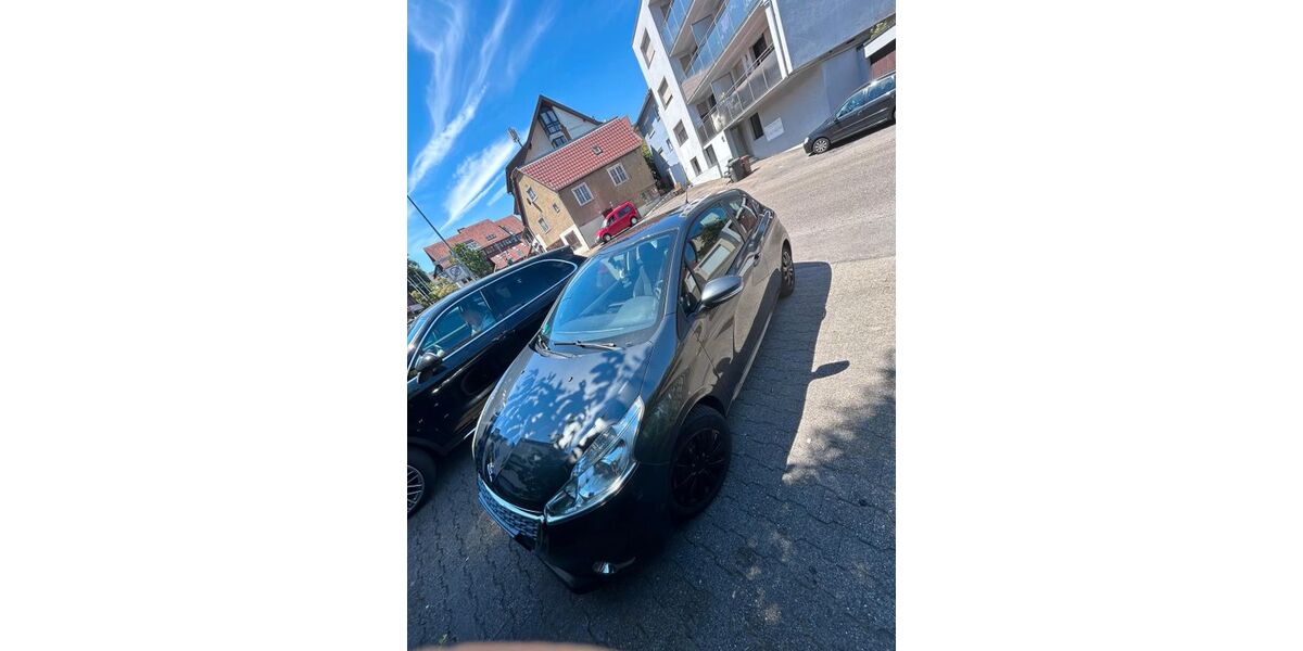 Peugeot 208 98.530 km 3.900 &euro; Esslingen 73734