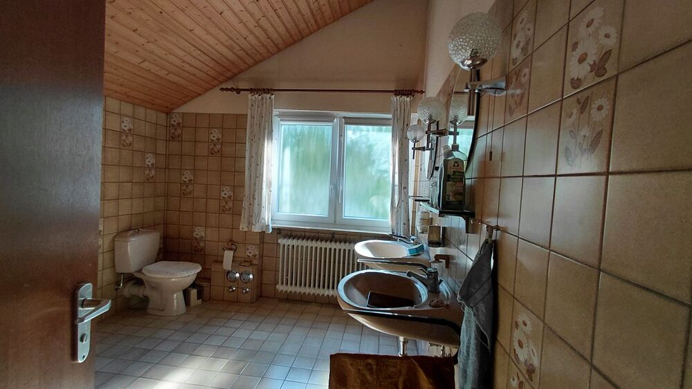 Freistehendes Einfamilienhaus mit 2 Wohnungen an Obstbaumwiesen Massiv mit großem Grundstück - Einfamilienhaus Sersheim | Angebot:27473508
