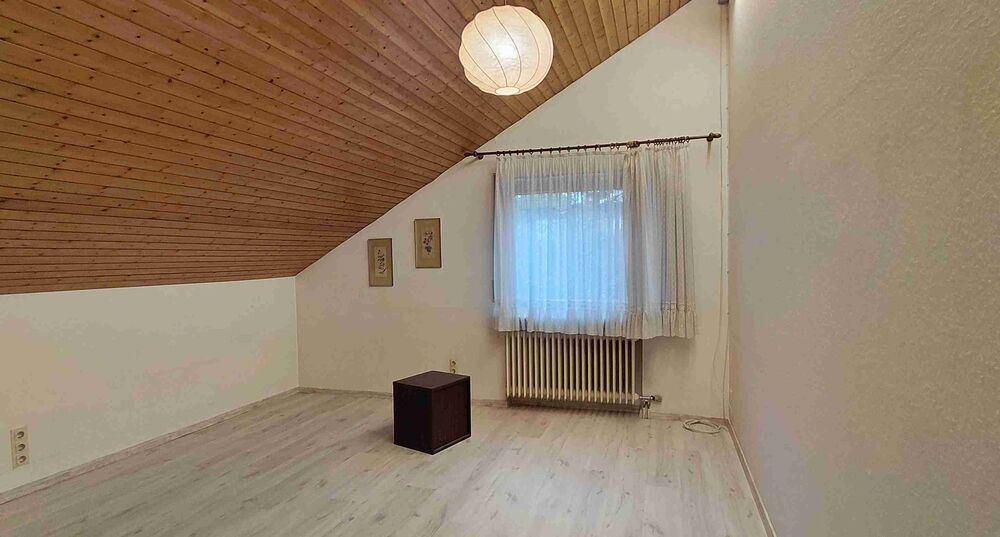 Freistehendes Einfamilienhaus mit 2 Wohnungen an Obstbaumwiesen Massiv mit großem Grundstück - Einfamilienhaus Sersheim | Angebot:27473508