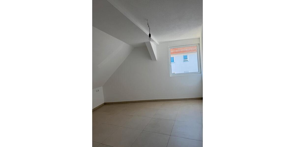Dachgeschoßwohnung Schorndorf - 4 Zimmer, 100 m&sup2;, 1.350&euro; | Angebot:27569571