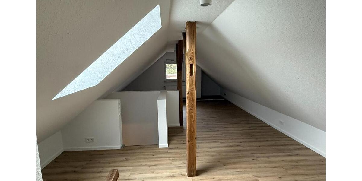 Dachgeschoßwohnung Stuttgart Mühlhausen - 4.5 Zimmer, 122 m&sup2;, 2.100&euro; | Angebot:25174546