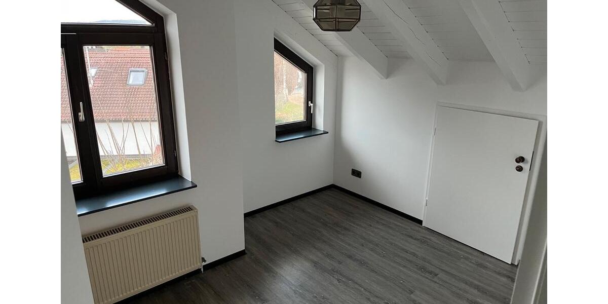 Dachgeschoßwohnung Winnenden - 3.5 Zimmer, 81 m&sup2;, 1.200&euro; | Angebot:27535944