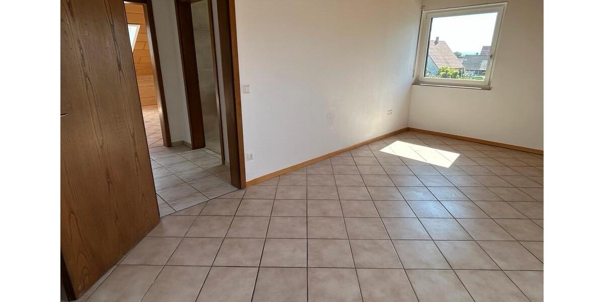 Dachgeschoßwohnung Brackenheim - 3.5 Zimmer, 92 m&sup2;, 950&euro; | Angebot:26440322