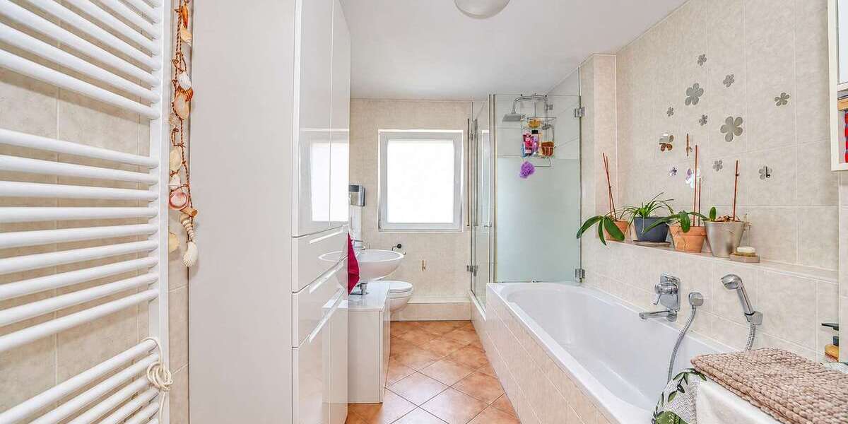 Großzügige 4,5 Zimmer-Wohnung mit großer überdachter Loggia, Aufzug und Tiefgarage in Plochingen - Etagenwohnung Plochingen | Angebot:27532372