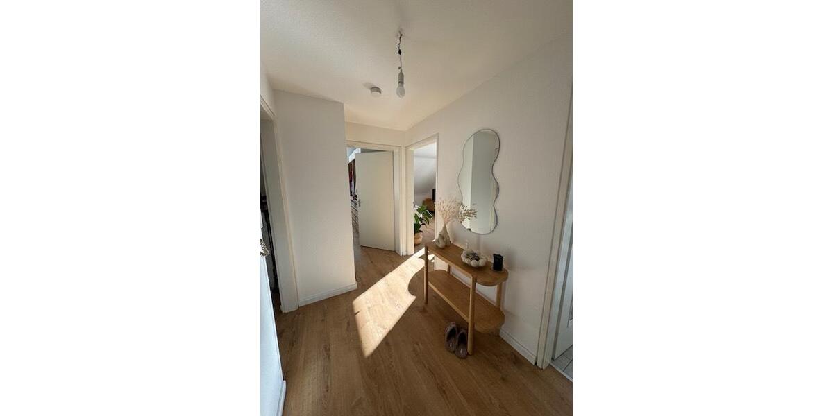 Dachgeschoßwohnung Stuttgart Luginsland - 2.5 Zimmer, 60 m&sup2;, 780&euro; | Angebot:25985354