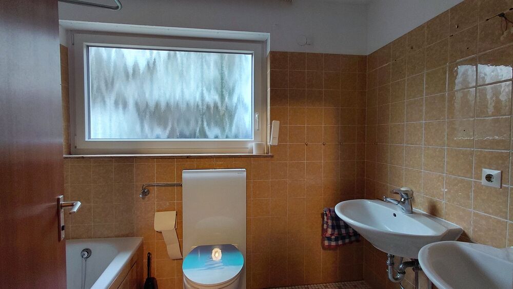 Freistehendes Einfamilienhaus mit 2 Wohnungen an Obstbaumwiesen Massiv mit großem Grundstück - Einfamilienhaus Sersheim | Angebot:27473508