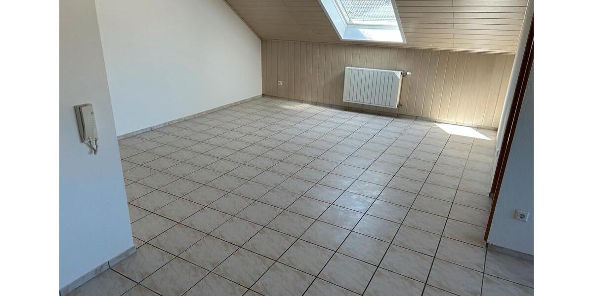 Dachgeschoßwohnung Brackenheim - 3.5 Zimmer, 92 m&sup2;, 950&euro; | Angebot:26440322