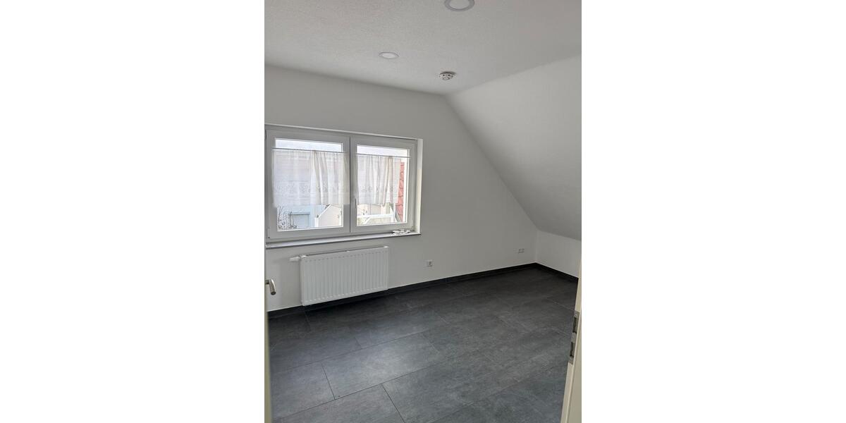 Dachgeschoßwohnung Schwaikheim - 3 Zimmer, 80 m&sup2;, 1.300&euro; | Angebot:26039754