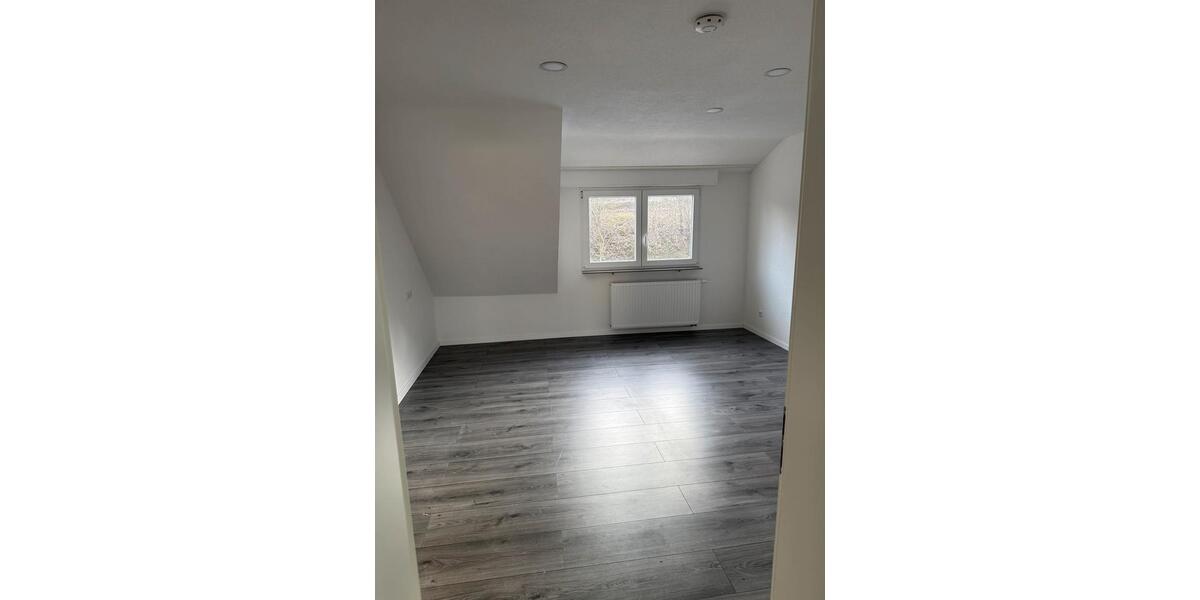 Dachgeschoßwohnung Schwaikheim - 3 Zimmer, 80 m&sup2;, 1.300&euro; | Angebot:26039754