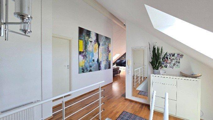 Dachgeschoßwohnung Stuttgart Degerloch - 3.5 Zimmer, 87 m&sup2;, 1.776&euro; | Angebot:27545198