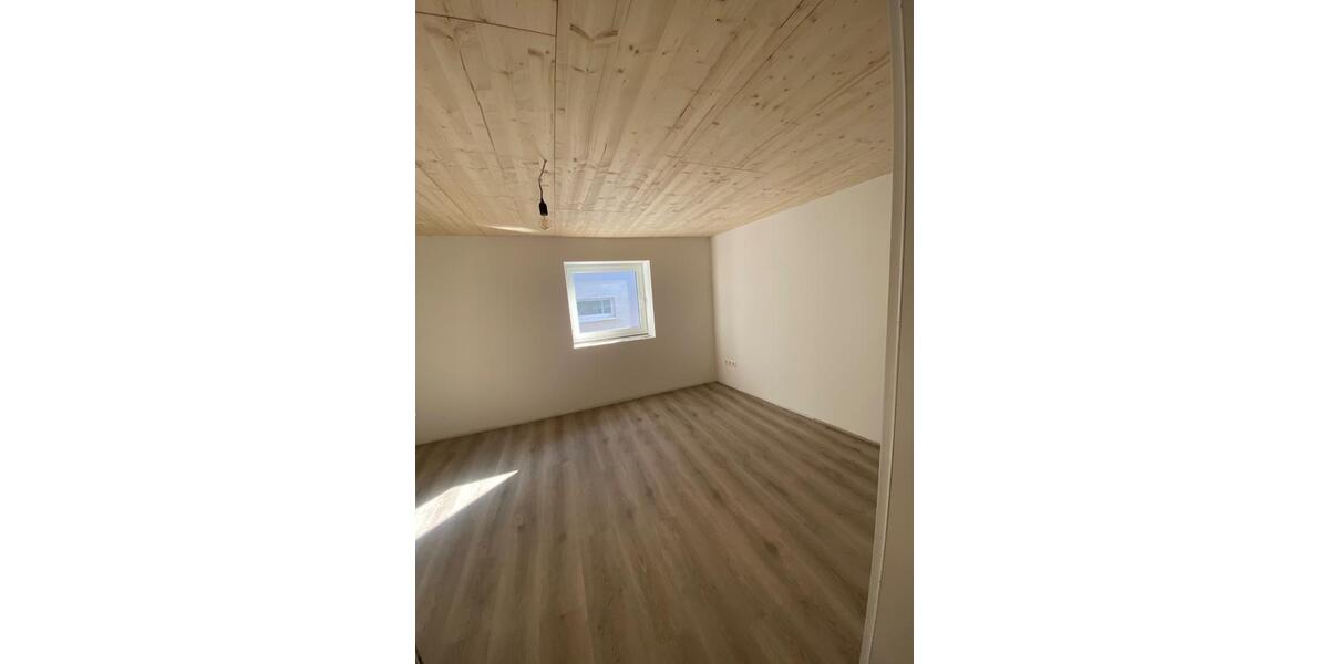 Etagenwohnung Brackenheim - 6 Zimmer, 140 m&sup2;, 1.450&euro; | Angebot:27564674