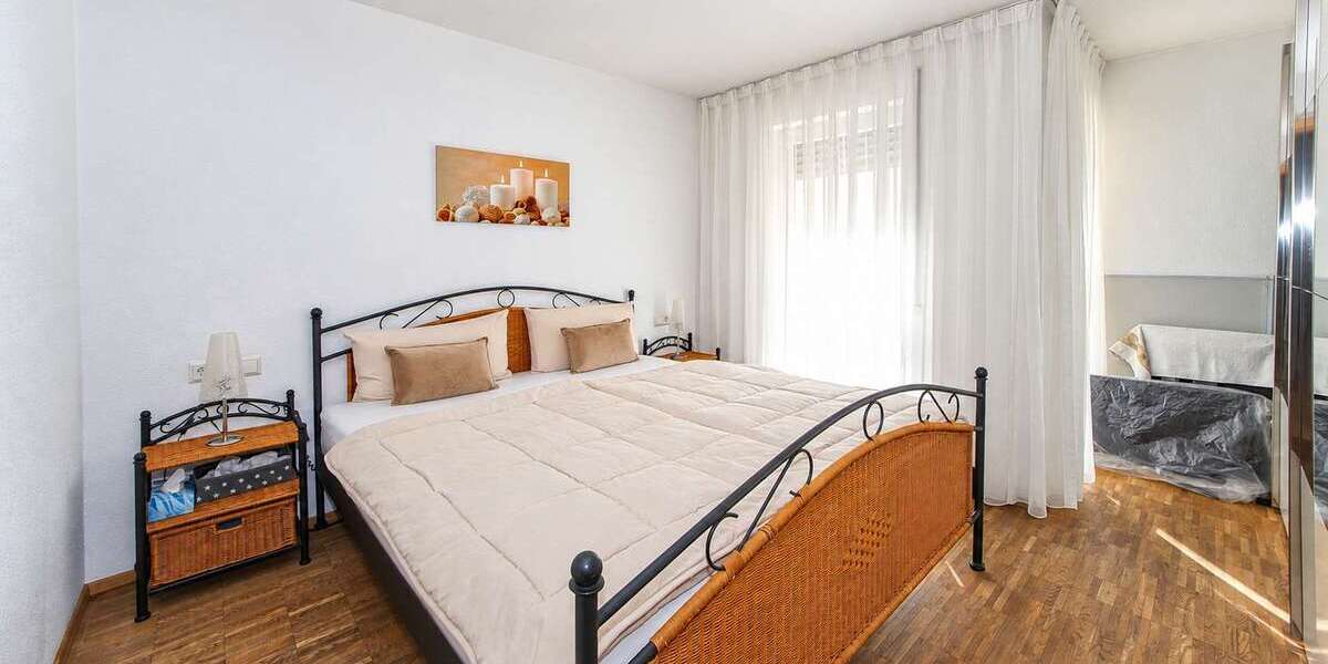 Großzügige 4,5 Zimmer-Wohnung mit großer überdachter Loggia, Aufzug und Tiefgarage in Plochingen - Etagenwohnung Plochingen | Angebot:27532372