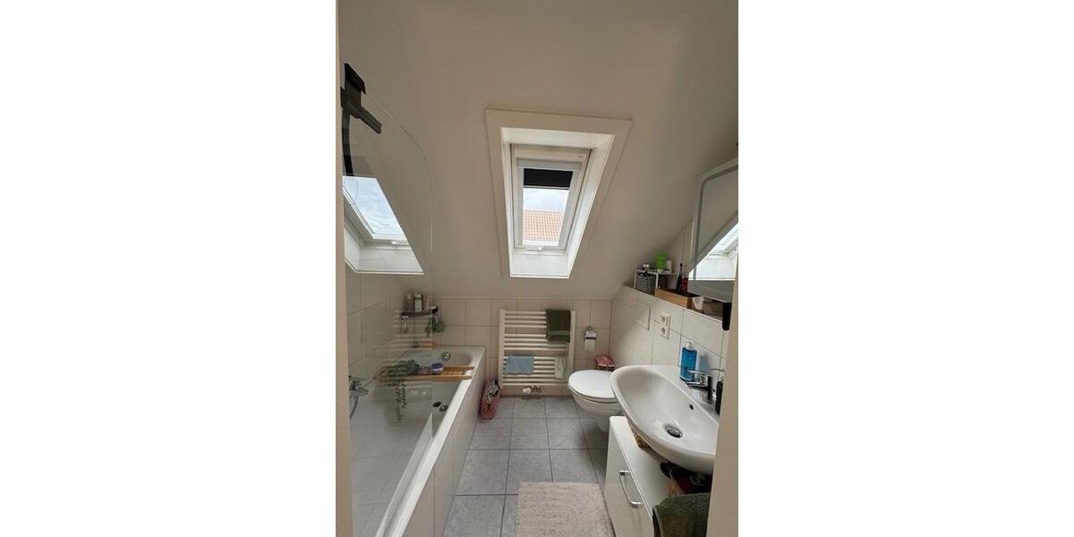 Dachgeschoßwohnung Stuttgart Luginsland - 2.5 Zimmer, 60 m&sup2;, 780&euro; | Angebot:25985354