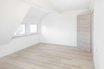 Hochwertig sanierte 2-Zimmer-Dachgeschosswohnung mit Balkon - Wohnung Esslingen am Neckar Oberesslingen | Angebot:27517940