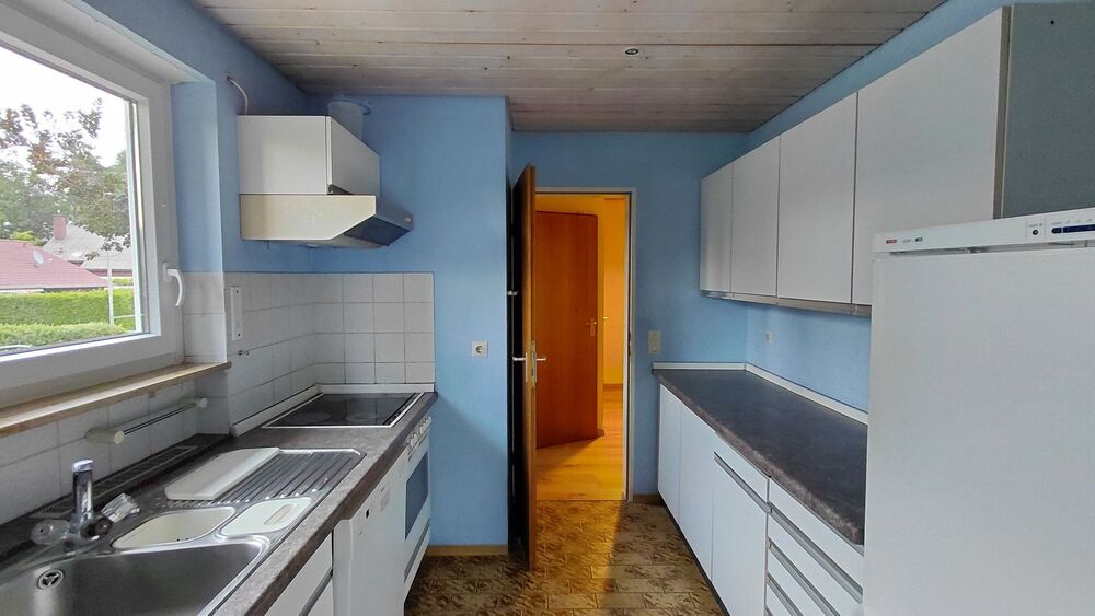 Freistehendes Einfamilienhaus mit 2 Wohnungen an Obstbaumwiesen Massiv mit großem Grundstück - Einfamilienhaus Sersheim | Angebot:27473508