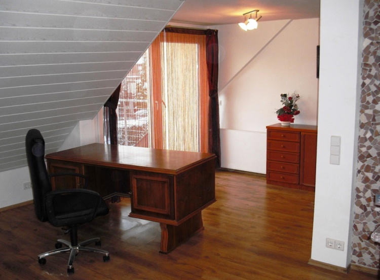 Aussicht, Sonne & Komfort: 2½‑Zi. DG‑Wohnung in gehobener Ausstattung - Wallbox‑Vorbereitung - Dachgeschoßwohnung Schönaich | Angebot:26945980