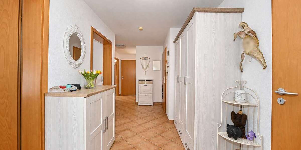 Großzügige 4,5 Zimmer-Wohnung mit großer überdachter Loggia, Aufzug und Tiefgarage in Plochingen - Etagenwohnung Plochingen | Angebot:27532372