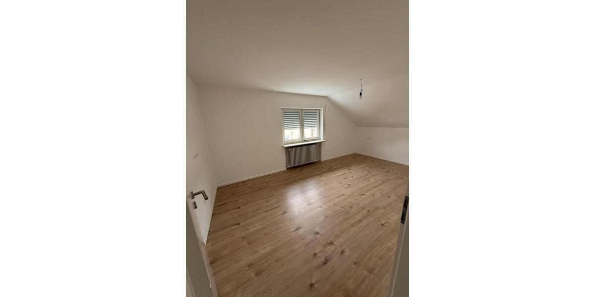 Etagenwohnung Kirchheim am Neckar - 4 Zimmer, 102 m&sup2;, 1.100&euro; | Angebot:27550072