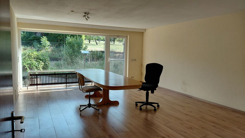 Freistehendes Einfamilienhaus mit 2 Wohnungen an Obstbaumwiesen Massiv mit großem Grundstück - Einfamilienhaus Sersheim | Angebot:27473508