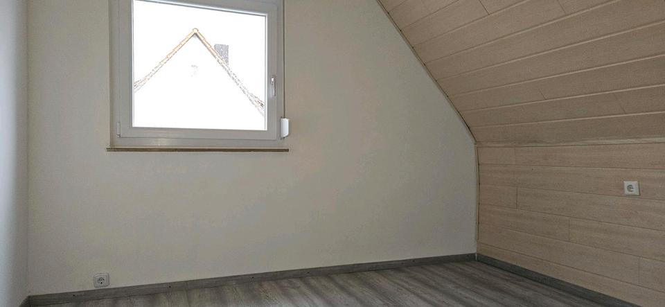 Dachgeschoßwohnung Backnang - 5 Zimmer, 94 m&sup2;, 1.300&euro; | Angebot:25948413