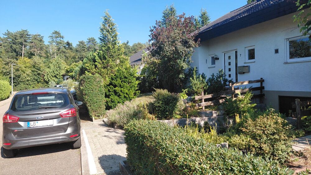 Freistehendes Einfamilienhaus mit 2 Wohnungen an Obstbaumwiesen Massiv mit großem Grundstück - Einfamilienhaus Sersheim | Angebot:27473508