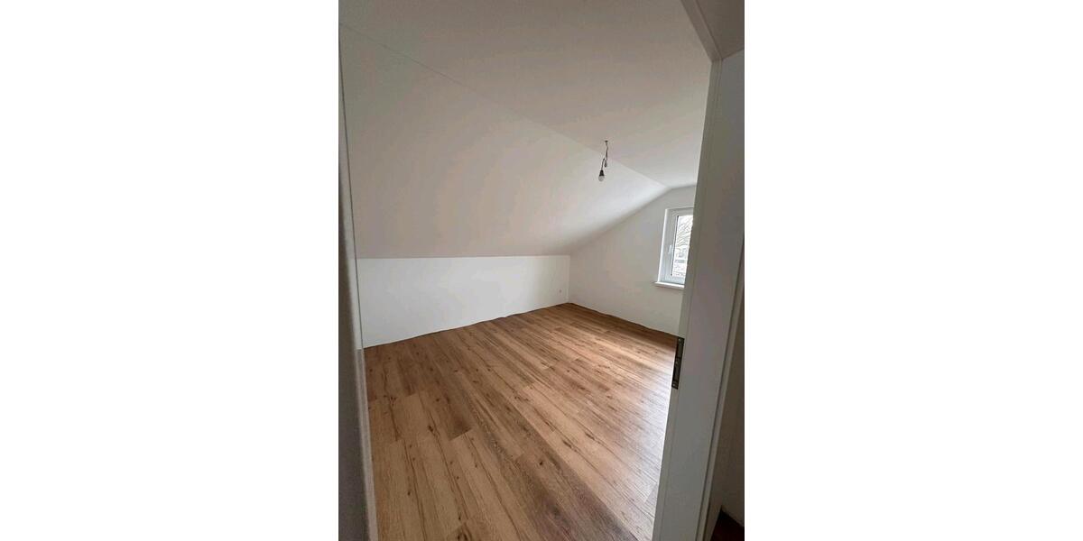 Dachgeschoßwohnung Markgröningen - 2.5 Zimmer, 80 m&sup2;, 1.375&euro; | Angebot:25267862