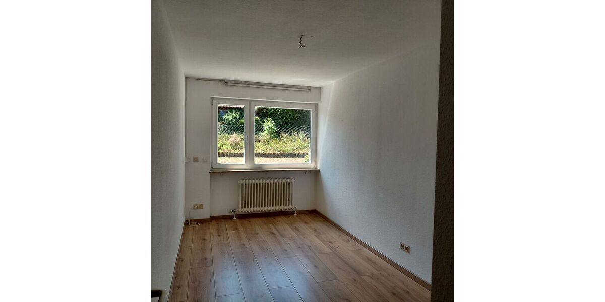 Freistehendes Einfamilienhaus mit 2 Wohnungen an Obstbaumwiesen Massiv mit großem Grundstück - Einfamilienhaus Sersheim | Angebot:27473508
