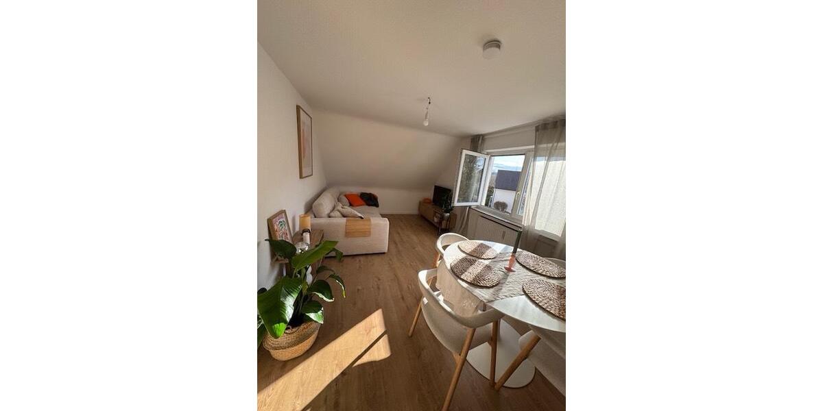 Dachgeschoßwohnung Stuttgart Luginsland - 2.5 Zimmer, 60 m&sup2;, 780&euro; | Angebot:25985354