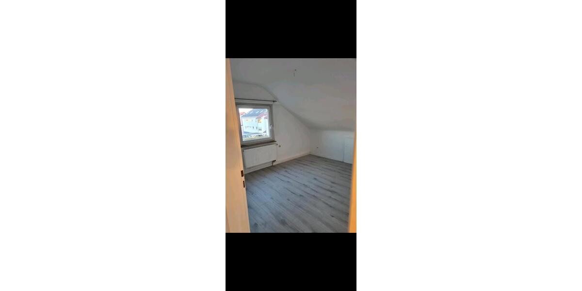 Dachgeschoßwohnung Asperg - 3 Zimmer, 75 m&sup2;, 1.100&euro; | Angebot:27544679