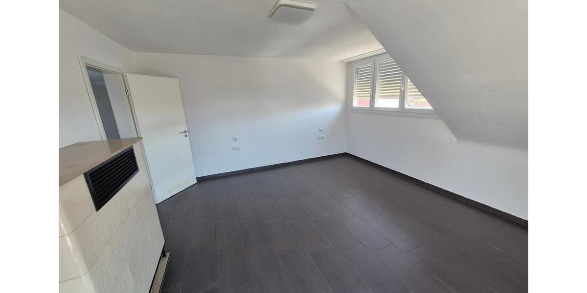 Dachgeschoßwohnung Sersheim - 3 Zimmer, 81 m&sup2;, 1.020&euro; | Angebot:25982331