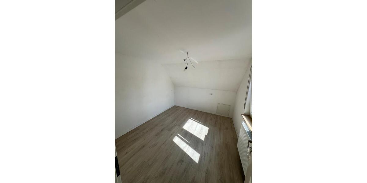 Dachgeschoßwohnung Pfaffenhofen - 4 Zimmer, 78 m&sup2;, 880&euro; | Angebot:27547211