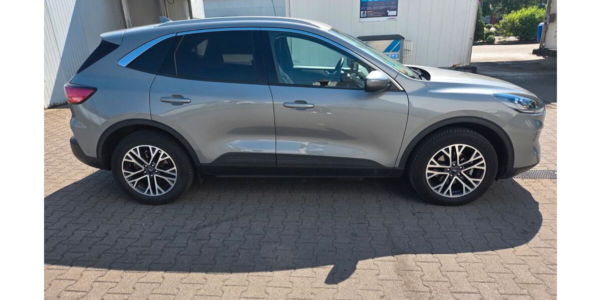 Ford Kuga 42.000 km 22.450 &euro; Sersheim 74372
