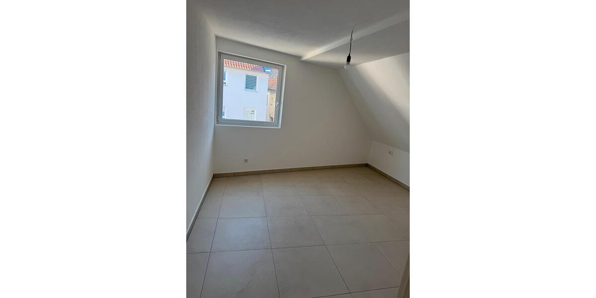 Dachgeschoßwohnung Schorndorf - 4 Zimmer, 100 m&sup2;, 1.350&euro; | Angebot:27569571