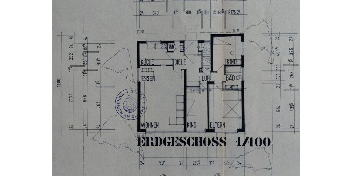 Freistehendes Einfamilienhaus mit 2 Wohnungen an Obstbaumwiesen Massiv mit großem Grundstück - Einfamilienhaus Sersheim | Angebot:27473508